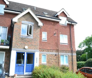 studio to rent Ladbroke Road, Redhill - Photo 3