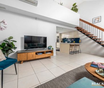 Character three-bedroom Townhouse - Photo 3