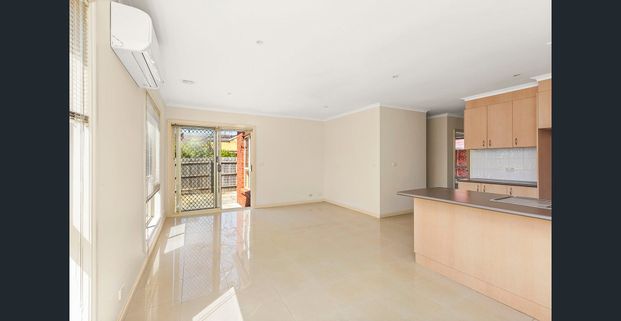 Sunny, Stylish & Superbly Located Single-Level Living - Photo 1