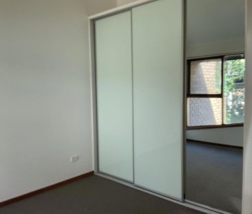 FRESHLY PAINTED WITH NEW CARPET 2 BEDROOM TOWNHOUSE 15 MINS TO CBD - Photo 3