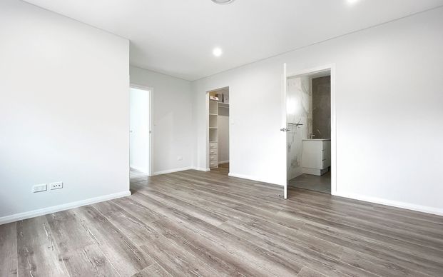Modern 5 Bedroom Home - Photo 1