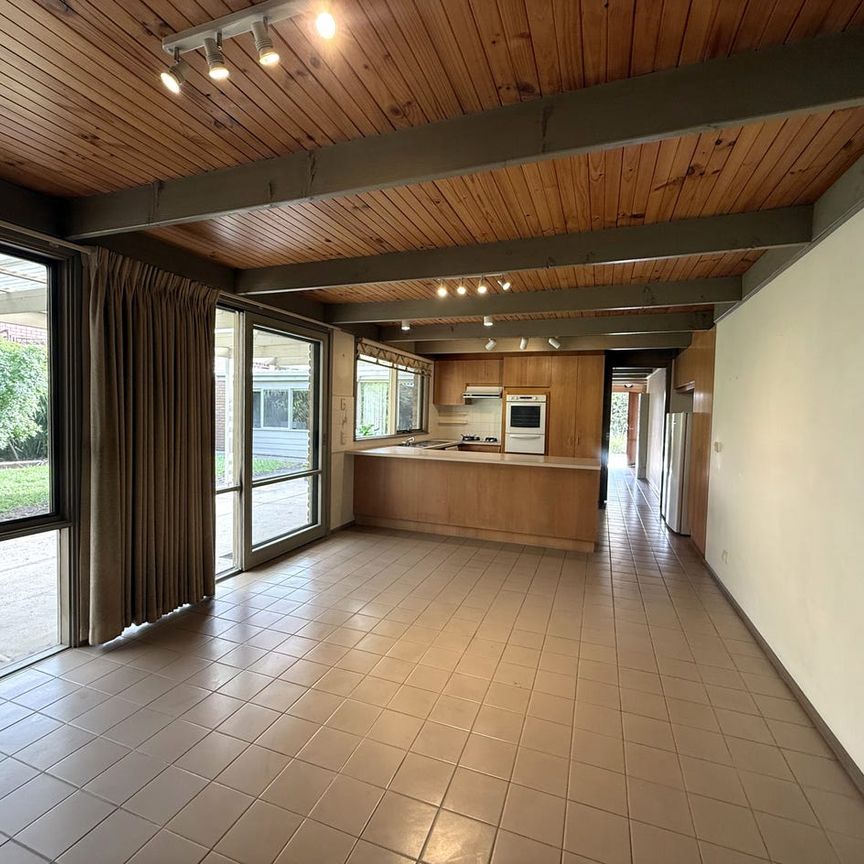 'Very Spacious Home Available' - For Lease - Photo 1