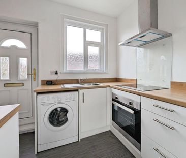 3 bedroom end of terrace house to rent - Photo 2