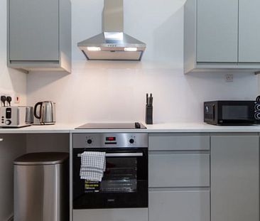 flat b, 708 High Road, London N12 9QL, UK, London - Photo 1