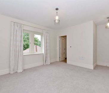 Rarely available detached property set on the attractive Taplow Riv... - Photo 5