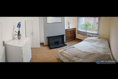 4 bedroom semi-detached house to rent - Photo 2