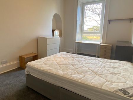 3 bedroom flat to rent - Photo 3