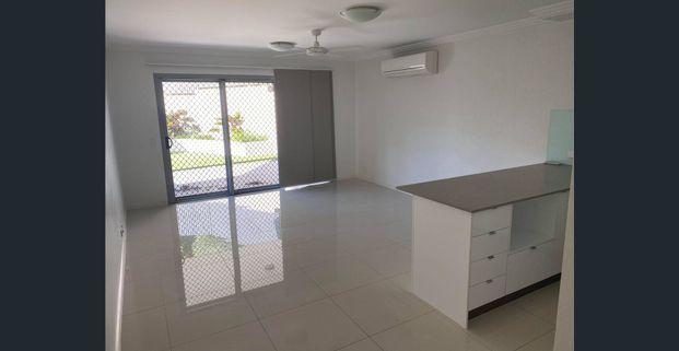 Modern open-plan apartment with courtyard - Photo 1