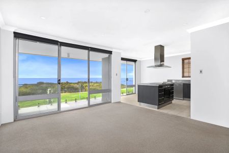 Lifestyle abode with panoramic ocean and headland views - Photo 3