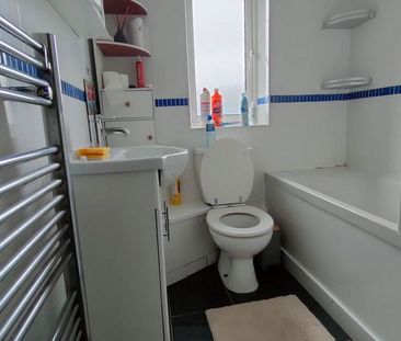 2 bedroom house of multiple occupation to rent - Photo 2