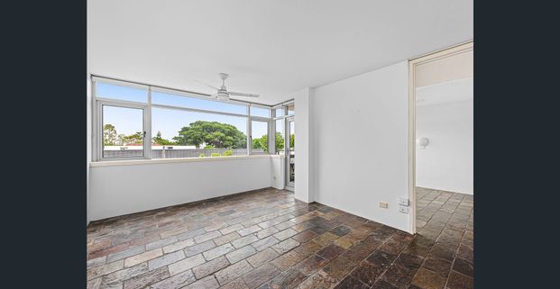 Freshly Renovated Kitchen & Bathroom - Photo 1