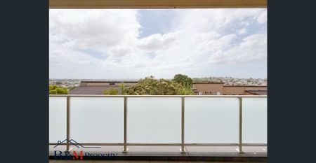 Modern 2 Bedrooms plus study or third bedroom with Double Parking and quiet Location, total 153 Sqm - Photo 5