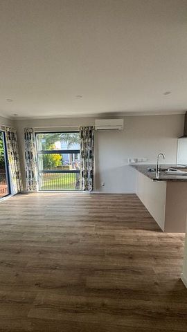 Charming 2BR Home w/ Garden - Weymouth - Photo 2