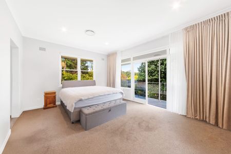 Fully renovated family living on a sun-drenched private block - Photo 4