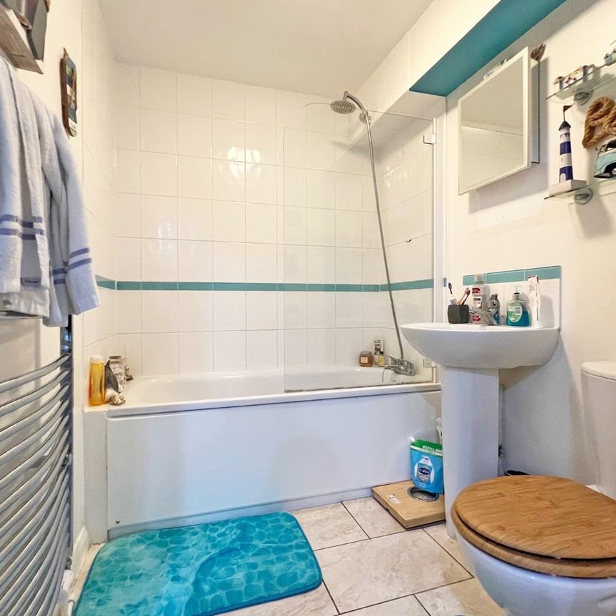 2 bed flat to rent in Robin Hill House,monteagle Lane,yateley,GU46 6NB - Photo 1