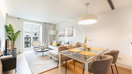 Piso de alquiler en Calle de Génova, Almagro - Photo 2