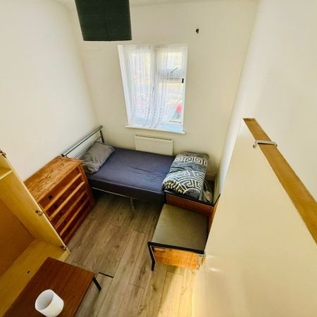 Room in a Shared House, Billet Road, E17 - Photo 3
