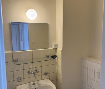 Plein centre du quartier des eaux-vives à 100 mètre du lac - Photo 2