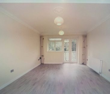 3 Bed Flat, Kingsmere, BN1 - Photo 3