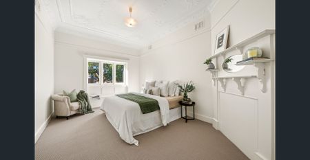 Updated and light filled Californian bungalow - Photo 4