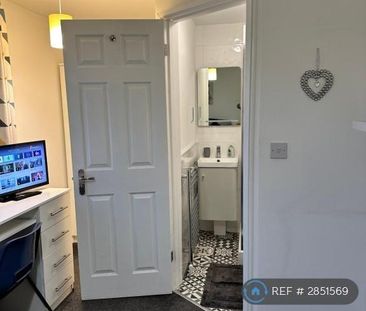 1 bedroom in a house share to rent - Photo 2