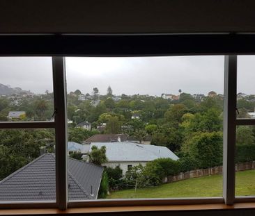 Charming 3-Bedroom Upstairs Apartment with Stunning Views in Remuera - Photo 3