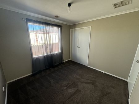 3 Bedroom House near The Boulevard! - Photo 3