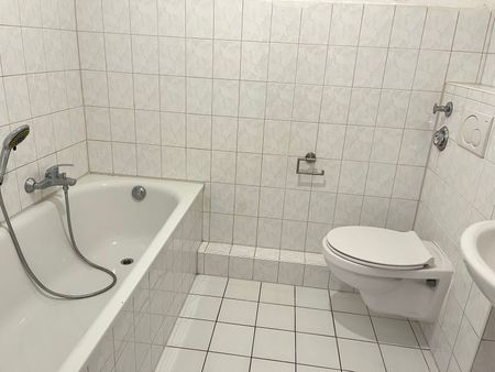 2,5 Zimmer mit Gäste-WC und EBK *Ab Sofort* - Foto 4