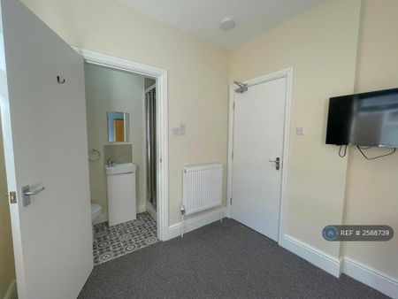 1 bedroom in a house share to rent - Photo 2
