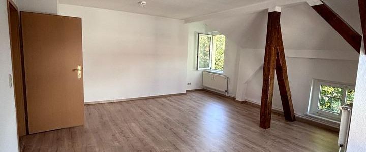 Schöne, helle 2-Zimmer-Dachgeschosswohnung mit Einbauküche - Foto 1
