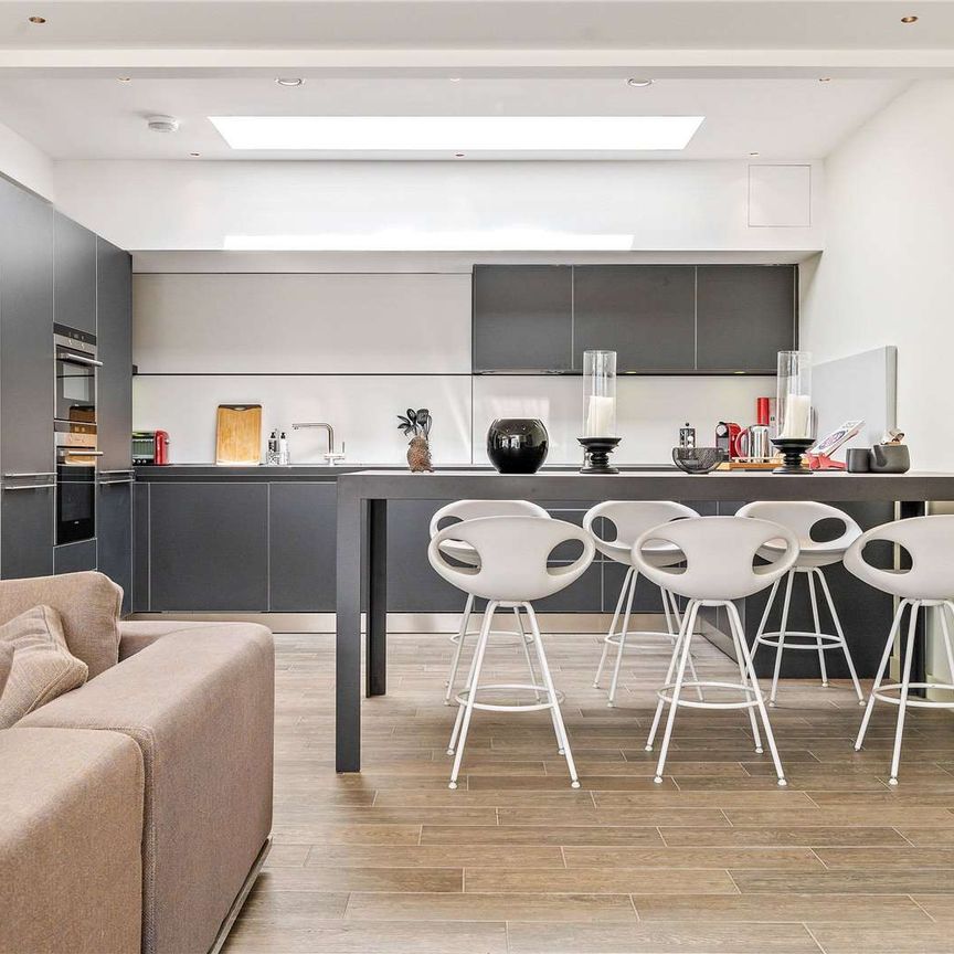 Beautiful penthouse apartment with large private south facing terrace. - Photo 1