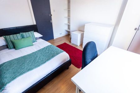 5 bedroom semi-detached house to rent - Photo 4