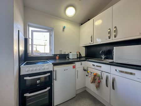 1 bedroom in a house share to rent - Photo 3