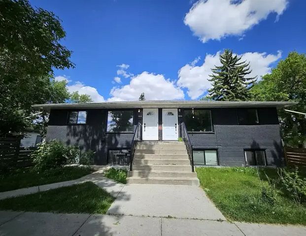 2-Bedroom / 1-Bath Unit for Rent in 4-Plex in Delton neighborhood in Edmonton AB | 9606 124 Avenue Northwest, Edmonton - Photo 1