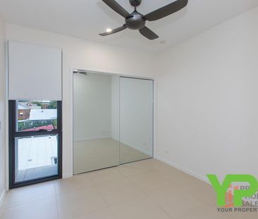 Modern 2-Bedroom Apartment with City and Park Views in Windsor - Photo 2