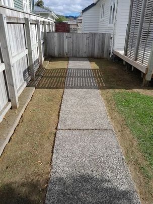 Newly decorated 4BR Home in popular Trentham - Photo 1