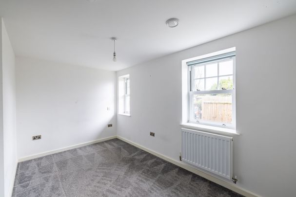 To Let 2 Bedroom Flat - Photo 1