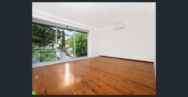 EASY-CARE FAMILY HOME IN PRIME LOCATION! - Photo 1