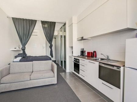 Air-conditioned studio apartment with city views. Great lifestyle location! - Photo 3