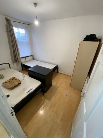 4 Bed Detached House, Katherine Road, E6 - Photo 2