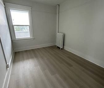 2 Bedroom, 1 Bath in Kitsilano-Rental Building - Photo 1