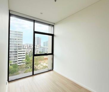 Modern 2-Bedroom Apartment with Parking in the Heart of Zetland - Photo 4