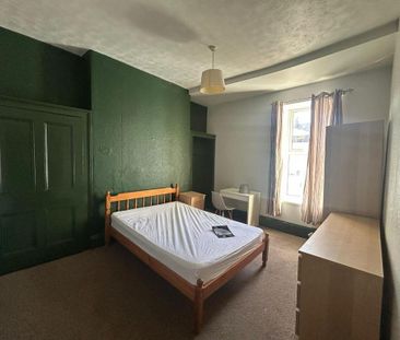 3 bedroom flat to rent - Photo 5
