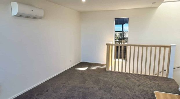 City Townhouse with no details spared! - Photo 1