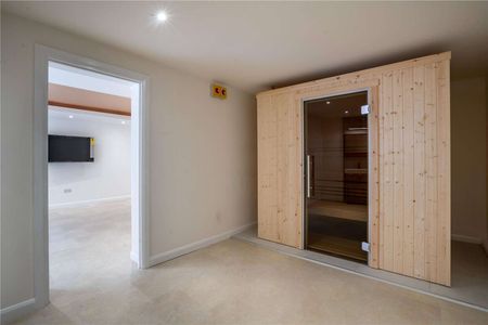 Exquisite "turn key" luxury property with cinema, gym and sauna in exclusive Hale location - Photo 2