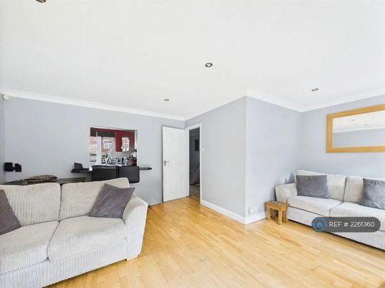 3 bedroom semi-detached house to rent - Photo 1