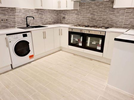 1 bedroom in a house share to rent - Photo 3