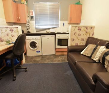 1 bedroom Flat in Cardigan Road, Leeds - Photo 2