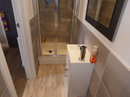 3 bedroom apartment to rent - Photo 2