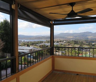 Beautiful Family Home With Stunning Views & Exceptional Outdoor Living - Photo 2